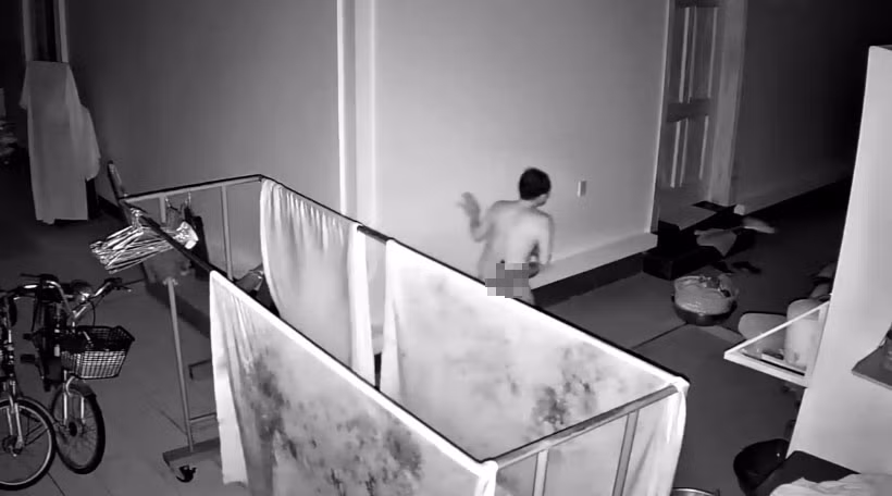 Camera ghi lại cảnh Huỳnh Văn Tâm cởi quần áo, đột nhập nhà dân trộm tài sản. Ảnh cắt từ clip.
