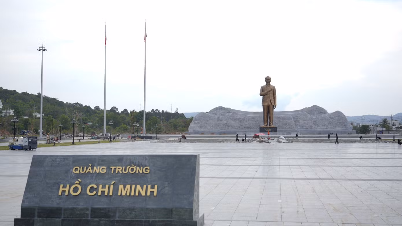 Phía sau tượng đài Bác Hồ là dãy phù điêu gồm 484 tấm đá ghép thành. Phù điêu gồm 2 mặt: Mặt trước là những hình ảnh danh lam thắng cảnh, địa danh tiêu biểu từ vĩ tuyến 17 trở vào Nam gắn liền với cuộc đời hoạt động của Bác Hồ; mặt sau là những hình ảnh danh lam thắng cảnh, địa danh tiêu biểu gắn liền với Kiên Giang, khẳng định chủ quyền biển đảo Việt Nam từ mũi Sa Vĩ (Quảng Ninh) đến đảo Thổ Châu, TP. Phú Quốc.