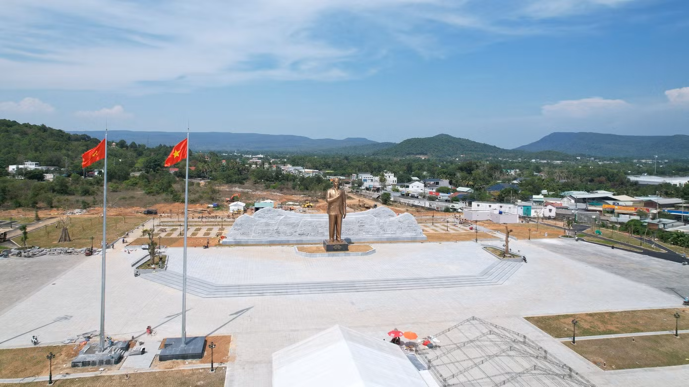 Tượng đài Bác Hồ cao 20,7m; trong đó tượng Bác chất liệu hợp kim đồng cao 18m, đế tượng hợp kim đồng cao 0,3m, bệ tượng bằng đá tự nhiên cao 2,4m. Tượng Bác đặt tay phải lên ngực trái thể hiện ý nghĩa “Miền Nam trong trái tim tôi”. Tượng Bác Hồ được chế tác tại làng đúc đồng truyền thống của huyện Ý Yên, tỉnh Nam Định.