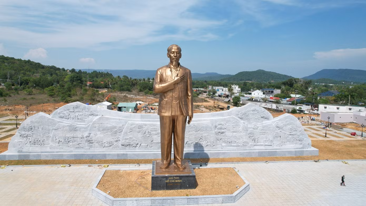 Công trình Quảng trường Hồ Chí Minh và tượng đài Bác Hồ được xây dựng tại phường Dương Đông, TP. Phú Quốc, với quy mô 7,45 ha, được quy hoạch xây dựng khu trung tâm đô thị, thương mại - dịch vụ, Cảng biển hành khách quốc tế, khu hành chính tập trung mới của TP. Phú Quốc.