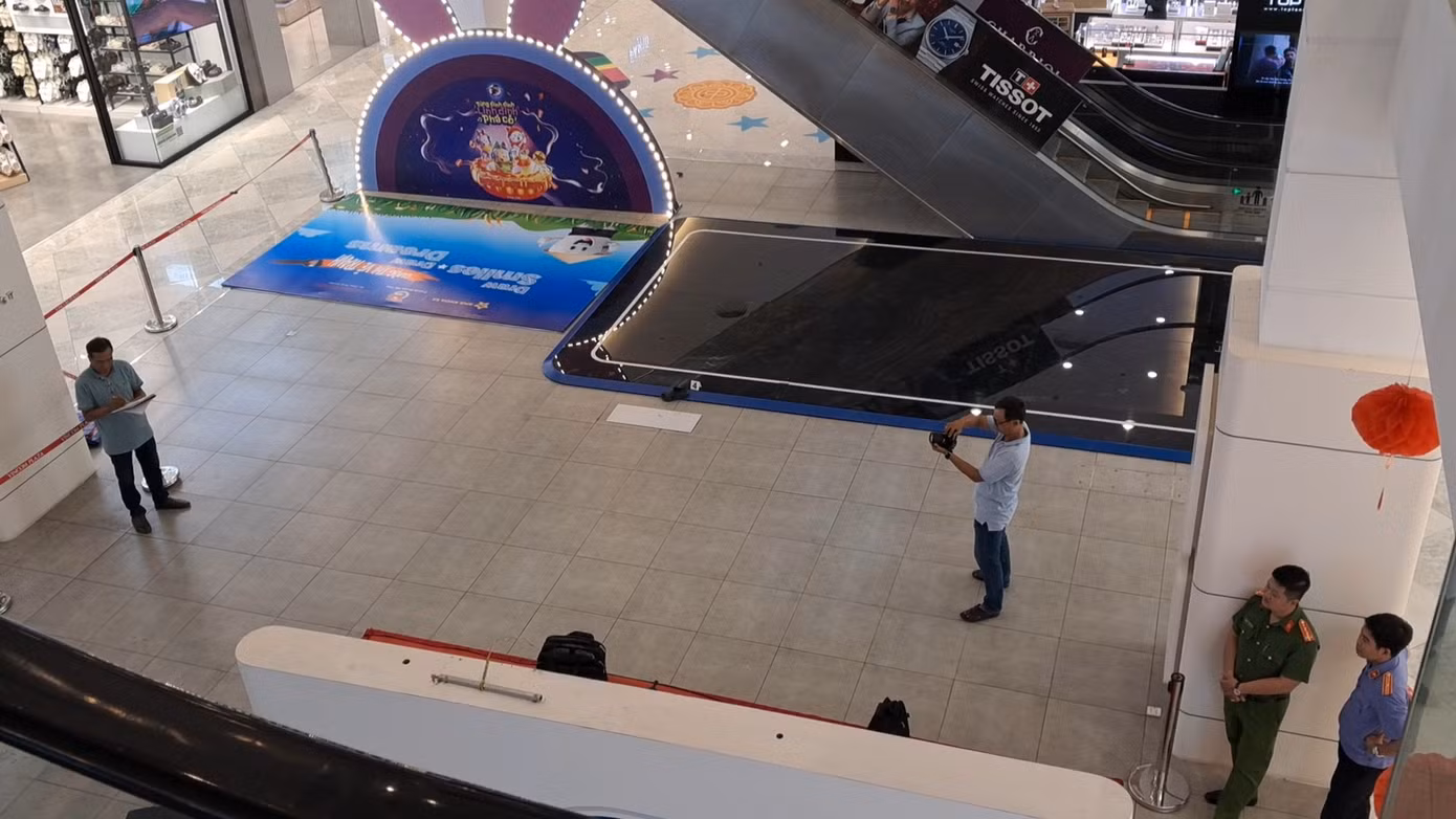 Lực lượng chức năng khám nghiệm hiện trường.