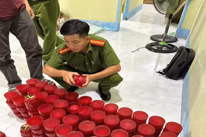 Lực lượng Công an kiểm đếm số tang vật vi phạm nghi mỹ phẩm giả. Lực lượng Công an kiểm đếm số tang vật vi phạm nghi mỹ phẩm giả.