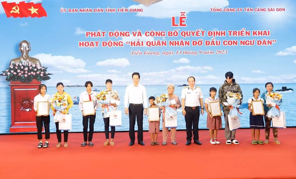 5 con ngư dân và người nuôi dưỡng nhận quyết định đỡ đầu từ chương trình.