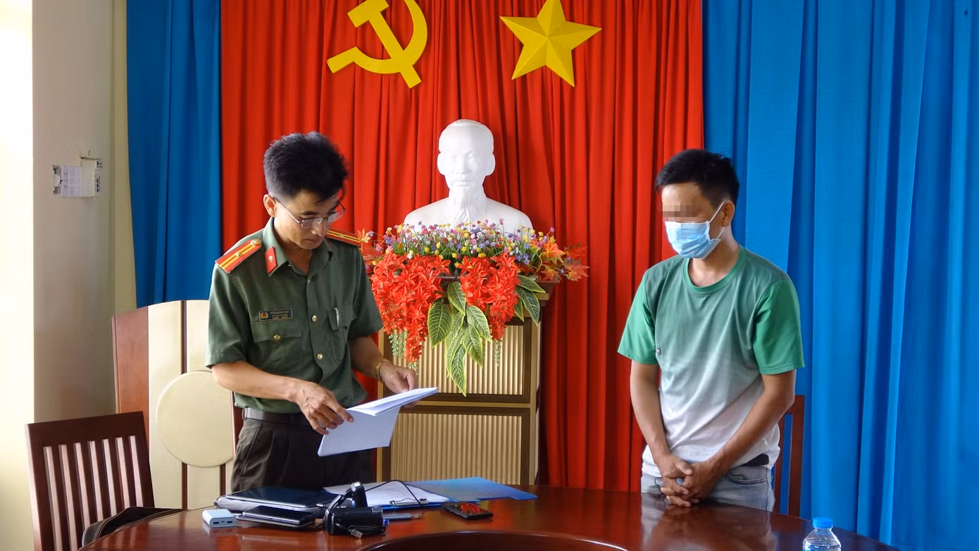 Triển khai quyết định xử phạt vi phạm hành chính đối với ông L.. Ảnh: Lê Hoài