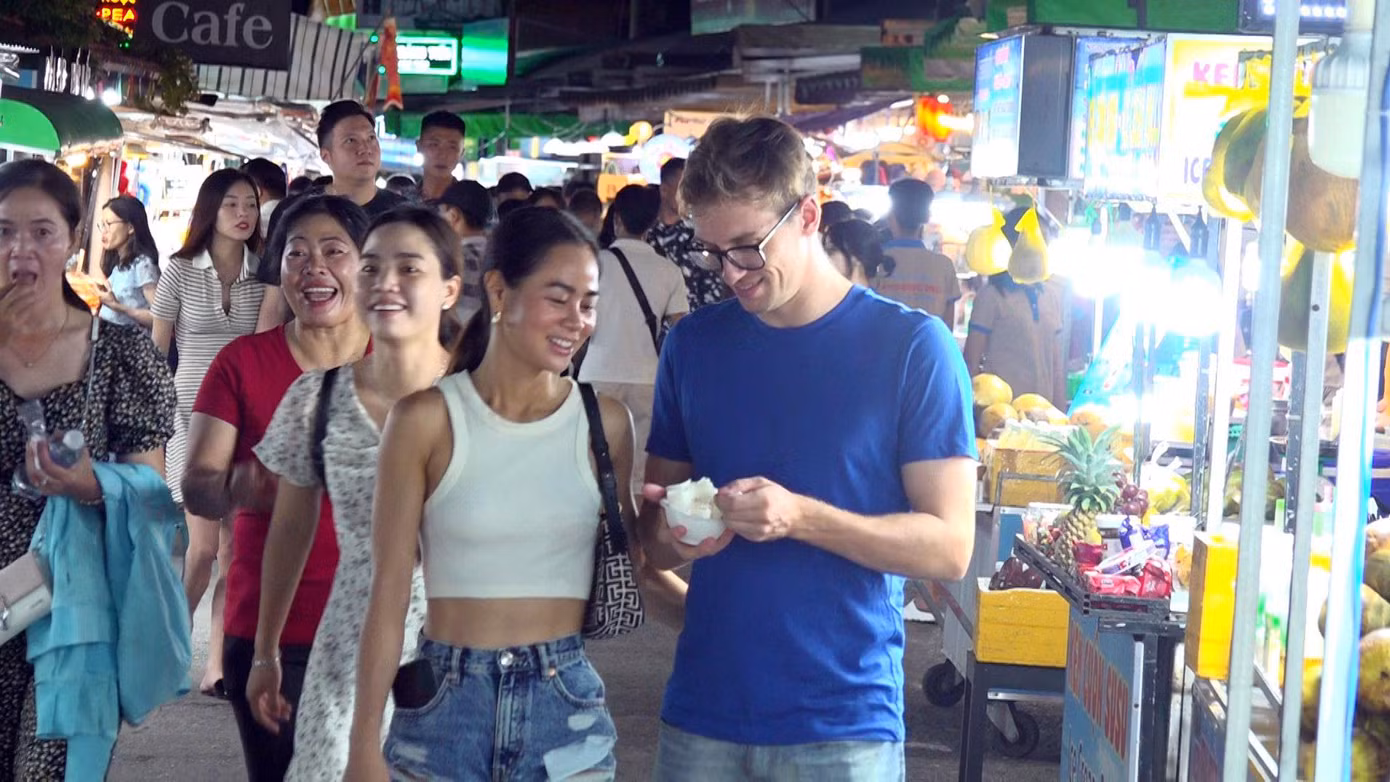Ông Nguyễn Vũ Khắc Huy - Phó Chủ tịch Hiệp hội Du lịch tỉnh Kiên Giang cho hay, dịp lễ Quốc khánh năm nay trùng với thời điểm học sinh vừa đi học cách đây vài ngày nên lượng du khách không đông. Dự kiến lượng khách giảm khoảng 30% so với dịp hè.