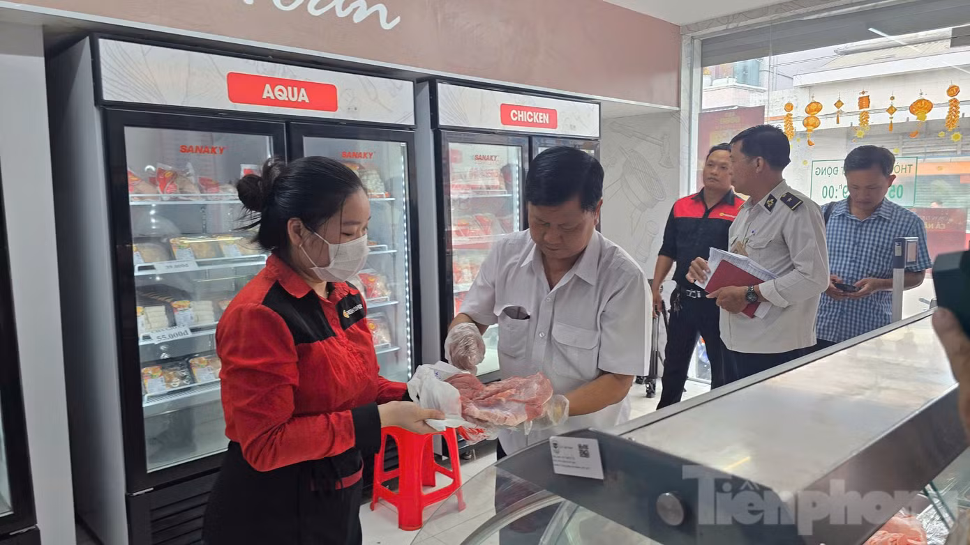 Lãnh đạo Chi cục Chăn nuôi và Thú y tỉnh Sóc Trăng trực tiếp kiểm tra sản phẩm. Ảnh: Nhật Huy.