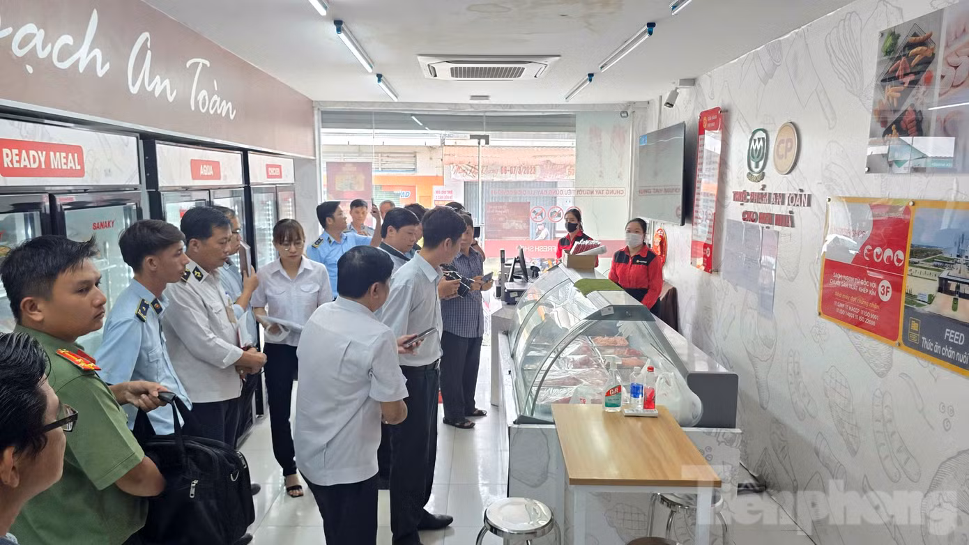 Chiều 30/5, lực lượng chức năng kiểm tra cửa hàng Fresh Shop Mỹ Xuyên của C.P. Việt Nam. Ảnh: Nhật Huy. Chiều 30/5, lực lượng chức năng kiểm tra cửa hàng Fresh Shop Mỹ Xuyên của C.P. Việt Nam. Ảnh: Nhật Huy.