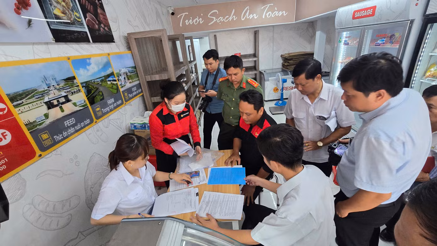 Đoàn kiểm tra liên ngành kiểm tra cửa hàng CP Fresh Shop tại huyện Mỹ Xuyên, tỉnh Sóc Trăng. Ảnh: Nhật Huy.