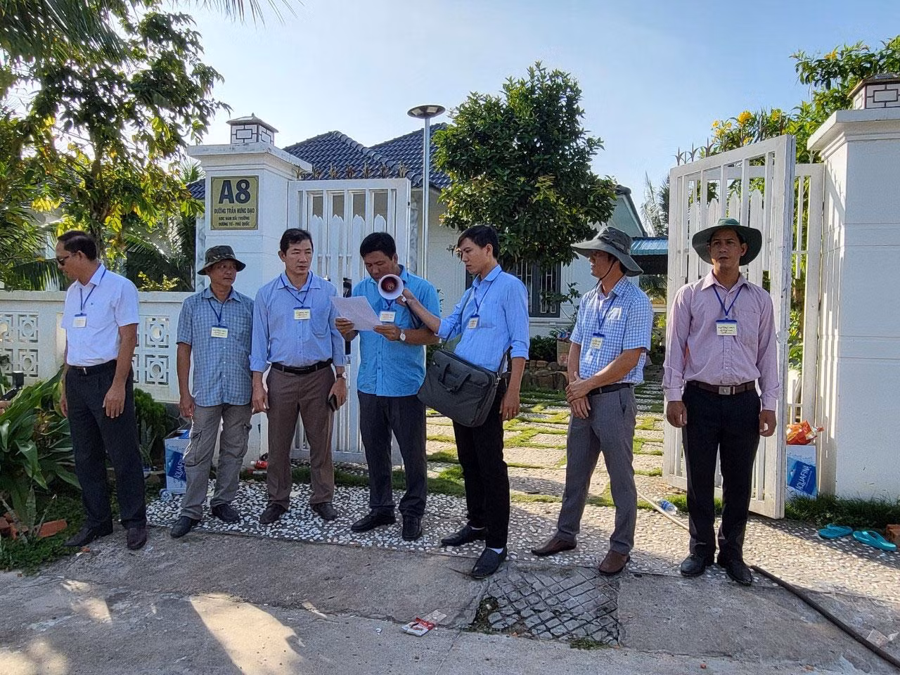 Cơ quan chức năng đọc quyết định cưỡng chế 2/79 căn biệt thự. Ảnh: H.T.