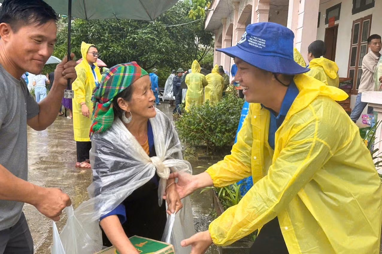 Anh Vũ Tấn Thọ tham gia hoạt động cứu trợ người dân bị ảnh hưởng bởi bão số 3 tại Sơn La năm 2024.