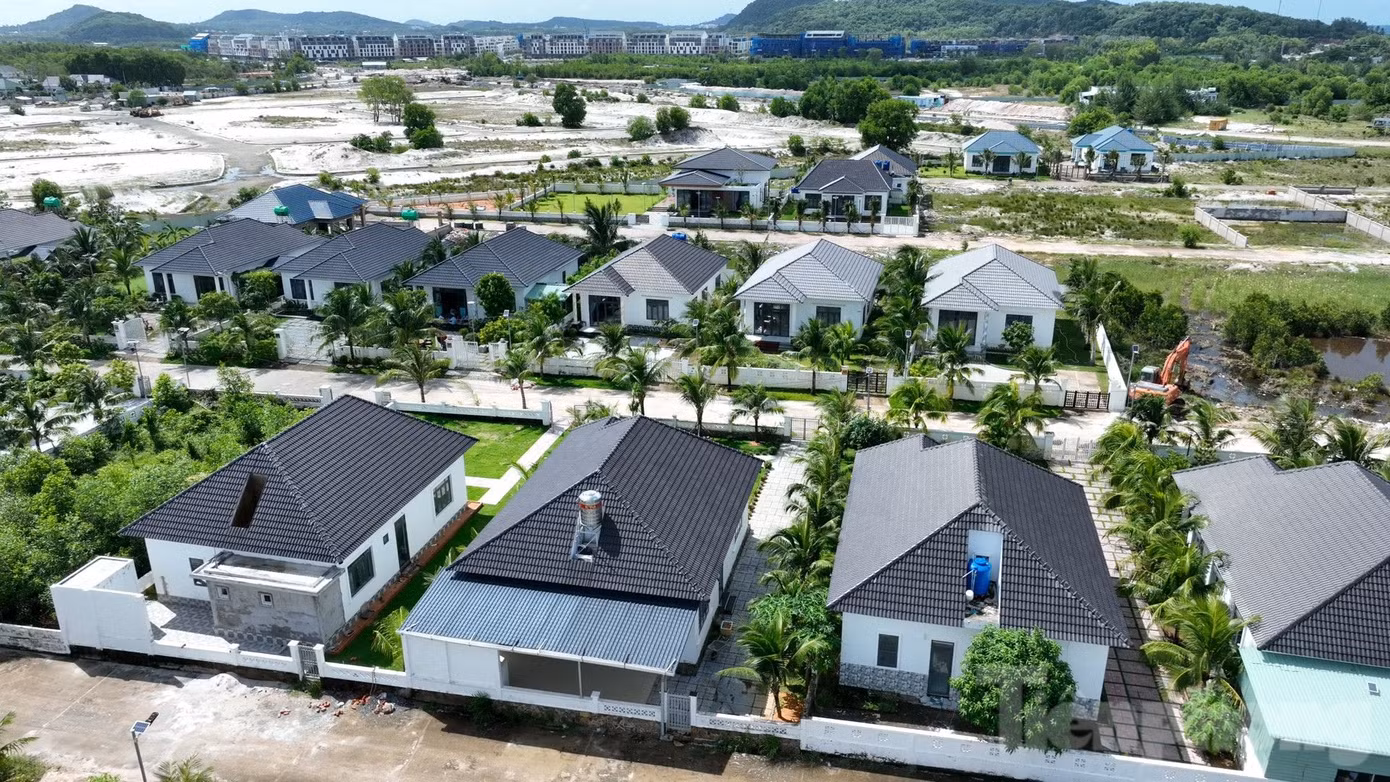 Liên quan đến vấn đề này, chiều 24/2, trao đổi với PV Tiền Phong, ông Lê Quốc Anh - Phó Chủ tịch UBND tỉnh Kiên Giang, tổ trưởng Tổ công tác đặc biệt xử lý vi phạm trên lĩnh vực xây dựng, quản lý đất đai, tài nguyên ở Phú Quốc thông tin: “Chúng tôi đã cưỡng chế 2/79 căn biệt thự không phép, các căn còn lại hiện đang kiện toàn hồ sơ, hoàn thiện các thủ tục theo quy định để cưỡng chế. Chúng tôi chắc chắn sẽ cưỡng chế, phá dỡ với quyết tâm làm sớm nhất”.