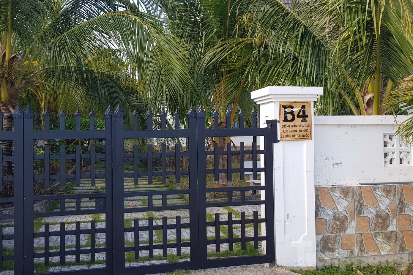 Một số căn còn được thiết kế khuôn viên cây cảnh, trồng cỏ xung quanh nhà, có sân trước, sân sau, có số nhà và lối đi bên hông như biệt thự đơn lập đẳng cấp.