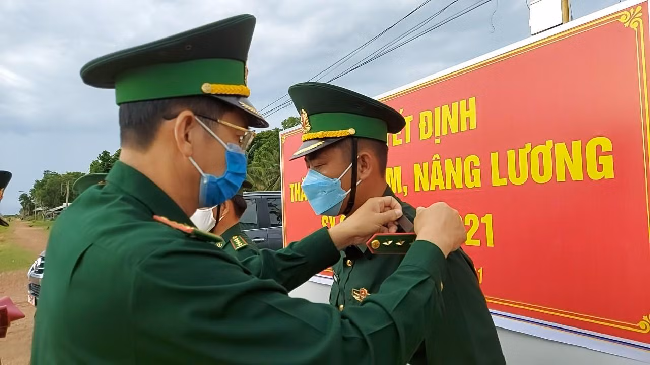Đại tá Huỳnh Văn Đồng đeo cầu vai mới cho sĩ quan. Ảnh: Tiến Vinh.