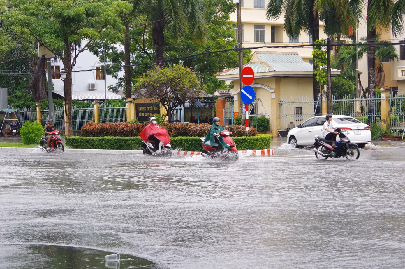 Mưa lớn kéo dài khiến nhiều tuyến đường tại TP. Rạch Giá ngập nặng.