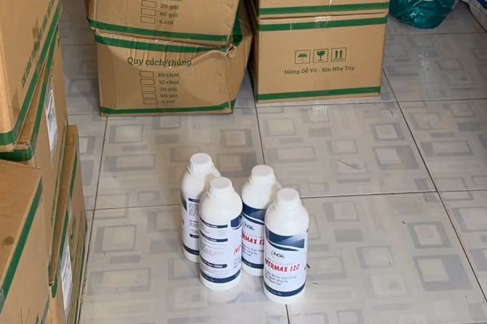 Các thiết bị cùng sản phẩm tạm giữ tại Công ty TNHH NUTRITION GOODLIFE Việt Nam. Ảnh: Tiến Tầm.