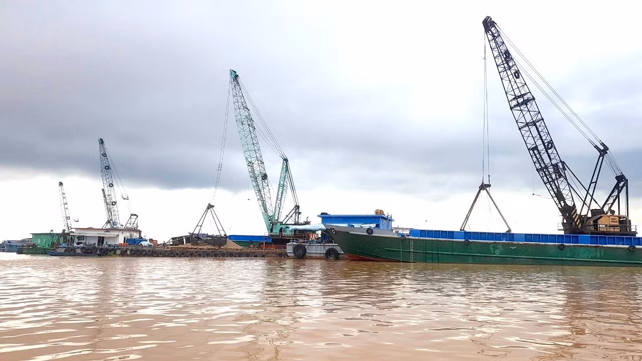 An Giang cấp mỏ cát gần 3,3 triệu m3 cho dự án cao tốc Châu Đốc - Cần Thơ - Sóc Trăng.