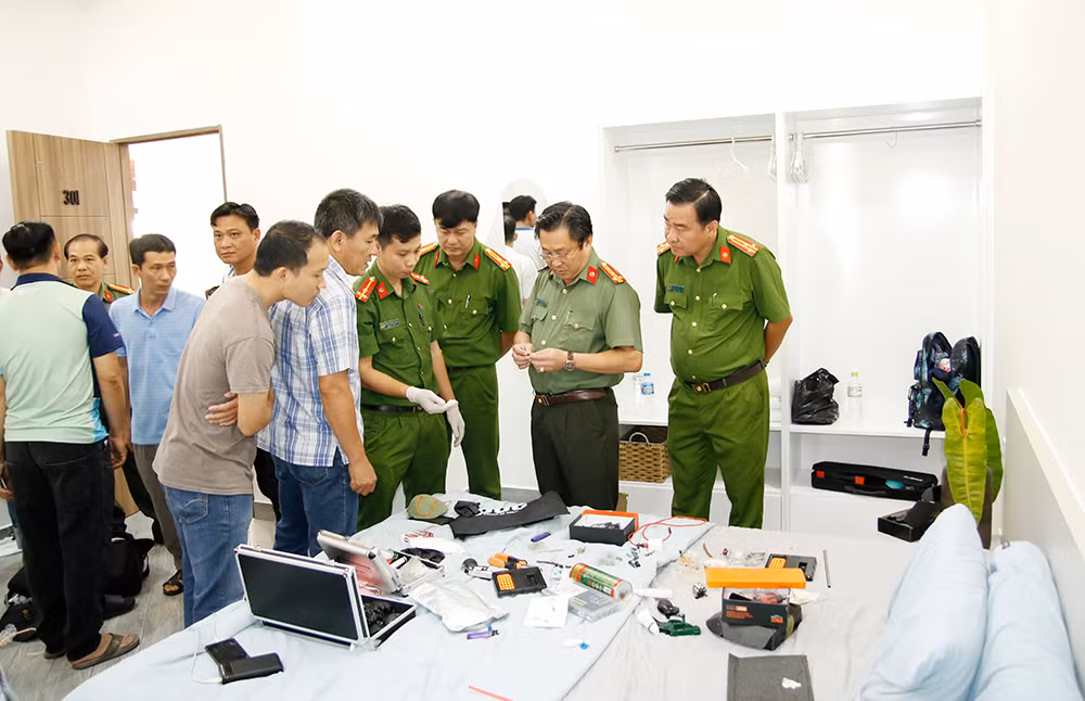 Đại tá Lâm Phước Nguyên, Giám đốc Công an tỉnh An Giang (thứ 2 từ phải qua) trực tiếp đến hiện trường chỉ đạo công tác khám xét và điều tra vụ án.