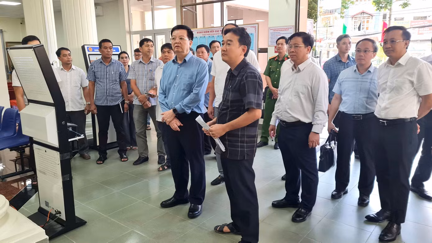 Phó Thủ tướng Mai Văn Chính (áo xanh) kiểm tra vận hành mô hình chính quyền hai cấp.