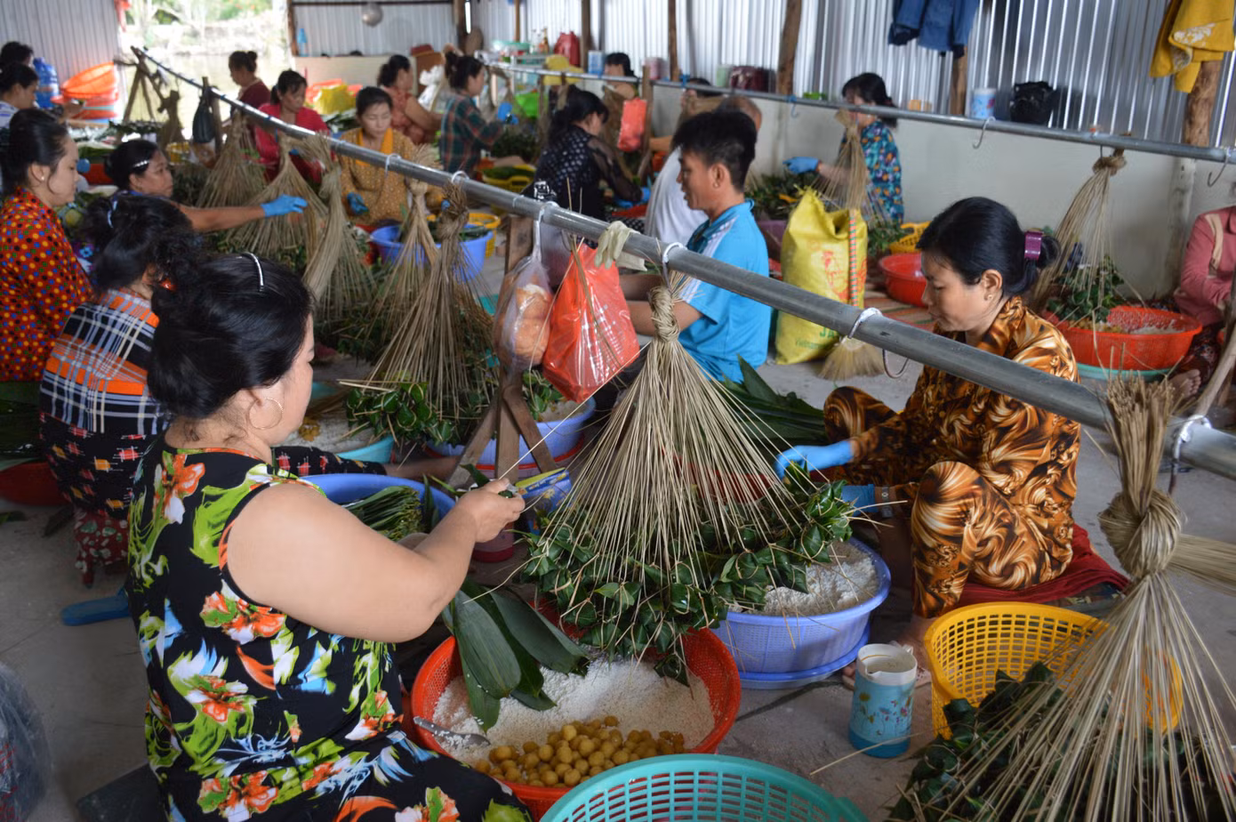 Phụ nữ thường đảm nhiệm gói còn cánh đàn ông thì luộc bánh, giao hàng...