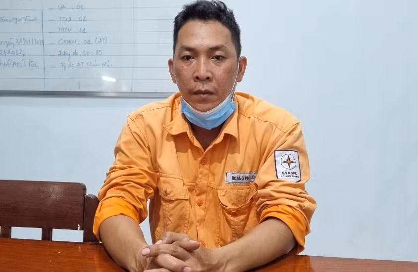 Hoàng Phi Long tại cơ quan công an. Hoàng Phi Long tại cơ quan công an.