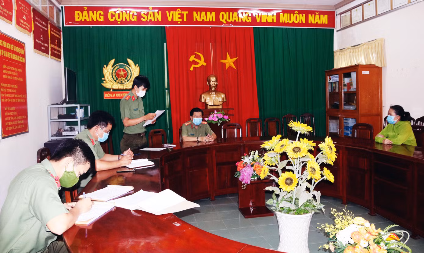 Người phụ nữ bị phạt 7,5 triệu đồng vì đăng tin xuyên tạc công tác phòng chống dịch. Ảnh: CA