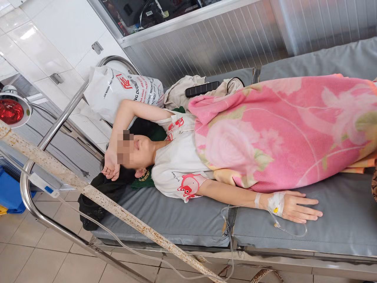 Các em học sinh đang được điều trị tại Trung tâm Y tế huyện Kiên Hải.