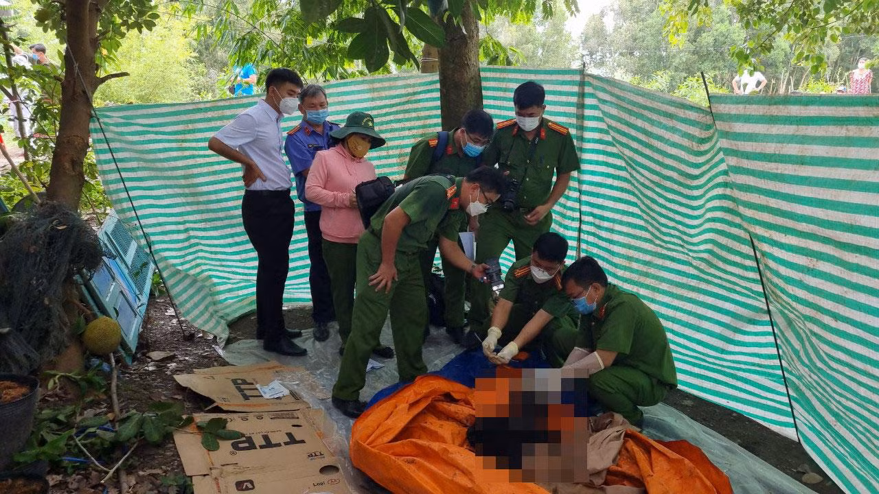 Công an khám nghiệm tử thi.
