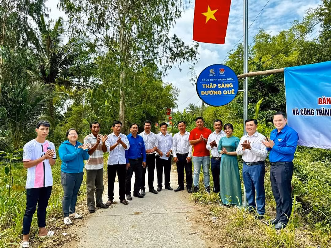 Công trình thanh niên " Thắp sáng đường quê".