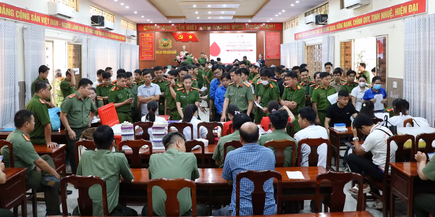 Hàng trăm cán bộ, chiến sĩ Công an tỉnh Kiên Giang tham gia hiến máu.