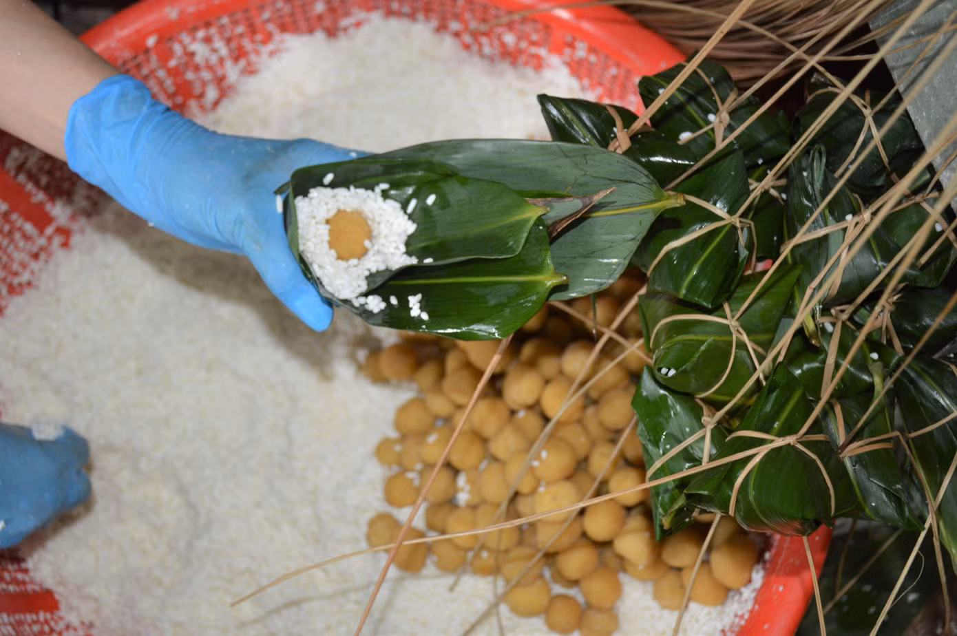 Nhân đậu xanh được đặt vào giữa bánh.
