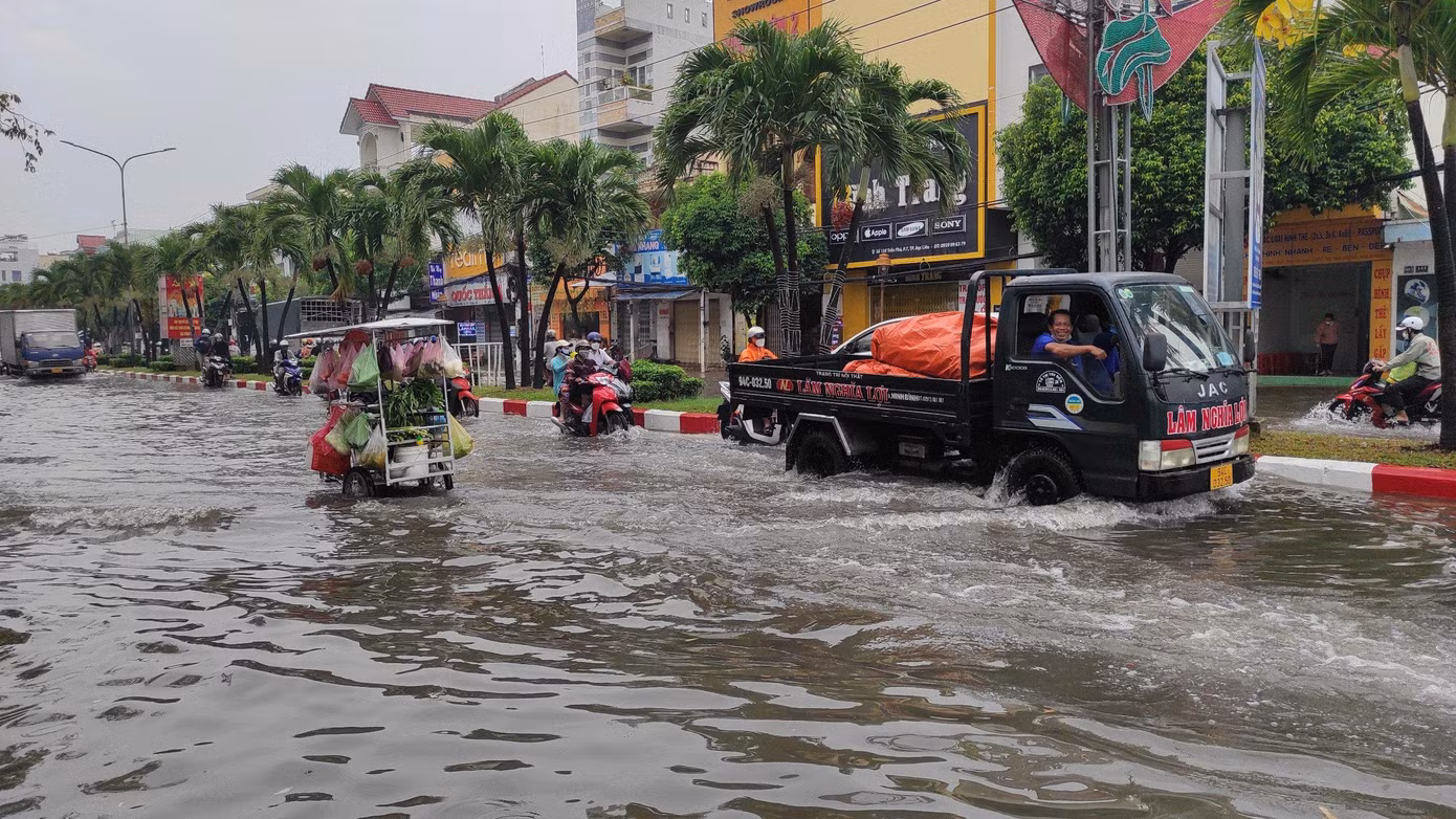 Cơn mưa lớn kéo dài nhiều giờ đồng hồ từ rạng sáng 11/4, làm nhiều tuyến đường ở TP. Bạc Liêu (tỉnh Bạc Liêu) ngập nặng. Ghi nhận tại các tuyến đường chính của TP. Bạc Liêu như Hai Bà Trưng, Phan Đình Phùng, Hoà Bình, Trần Phú... đều chìm trong biển nước.