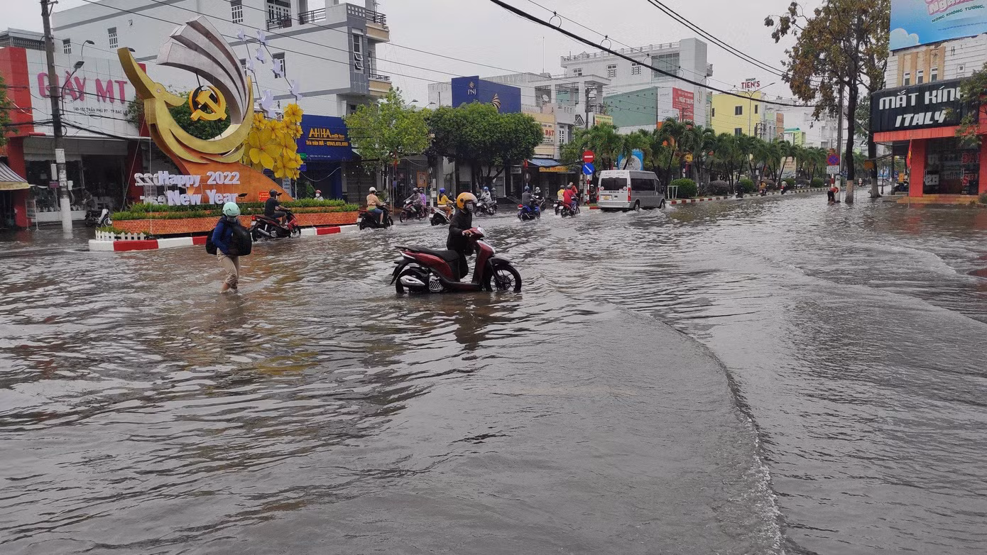 Đến trưa cùng ngày, dù mưa đã ngớt nhưng nhiều tuyến đường vẫn còn ngập sâu.
