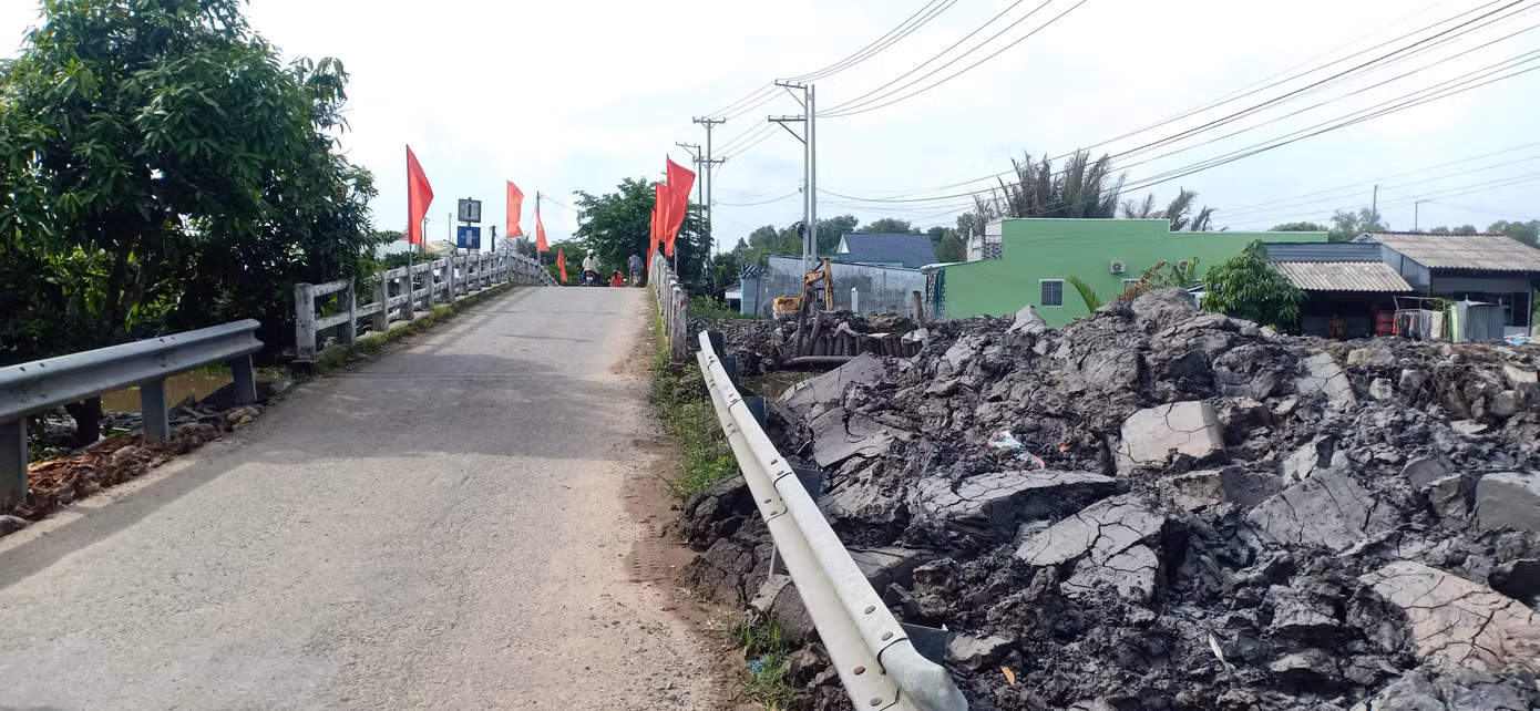 Một cây cầu nằm trên tuyến đường Ninh Quới - Ngan Dừa thuộc địa phận xã Ninh Quới A, huyện Hồng Dân. (Ảnh chụp tháng 5/2022).