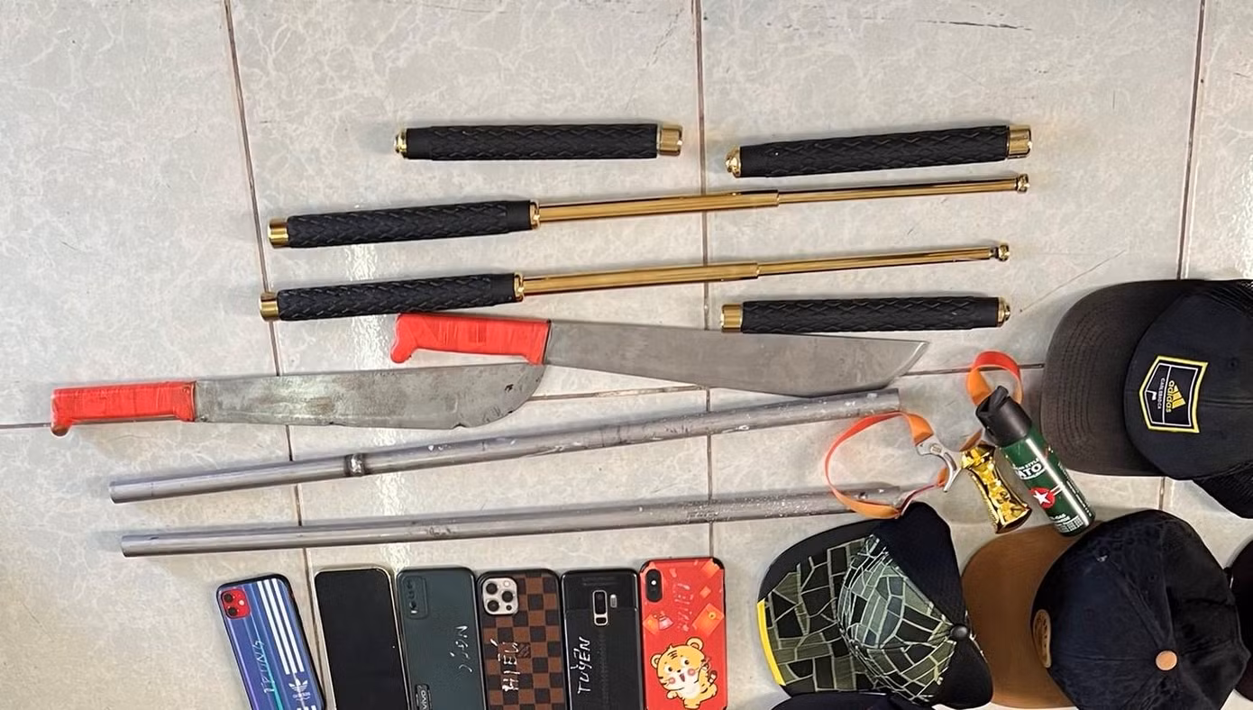 Hung khí công an thu giữ. Ảnh: Văn Vũ.