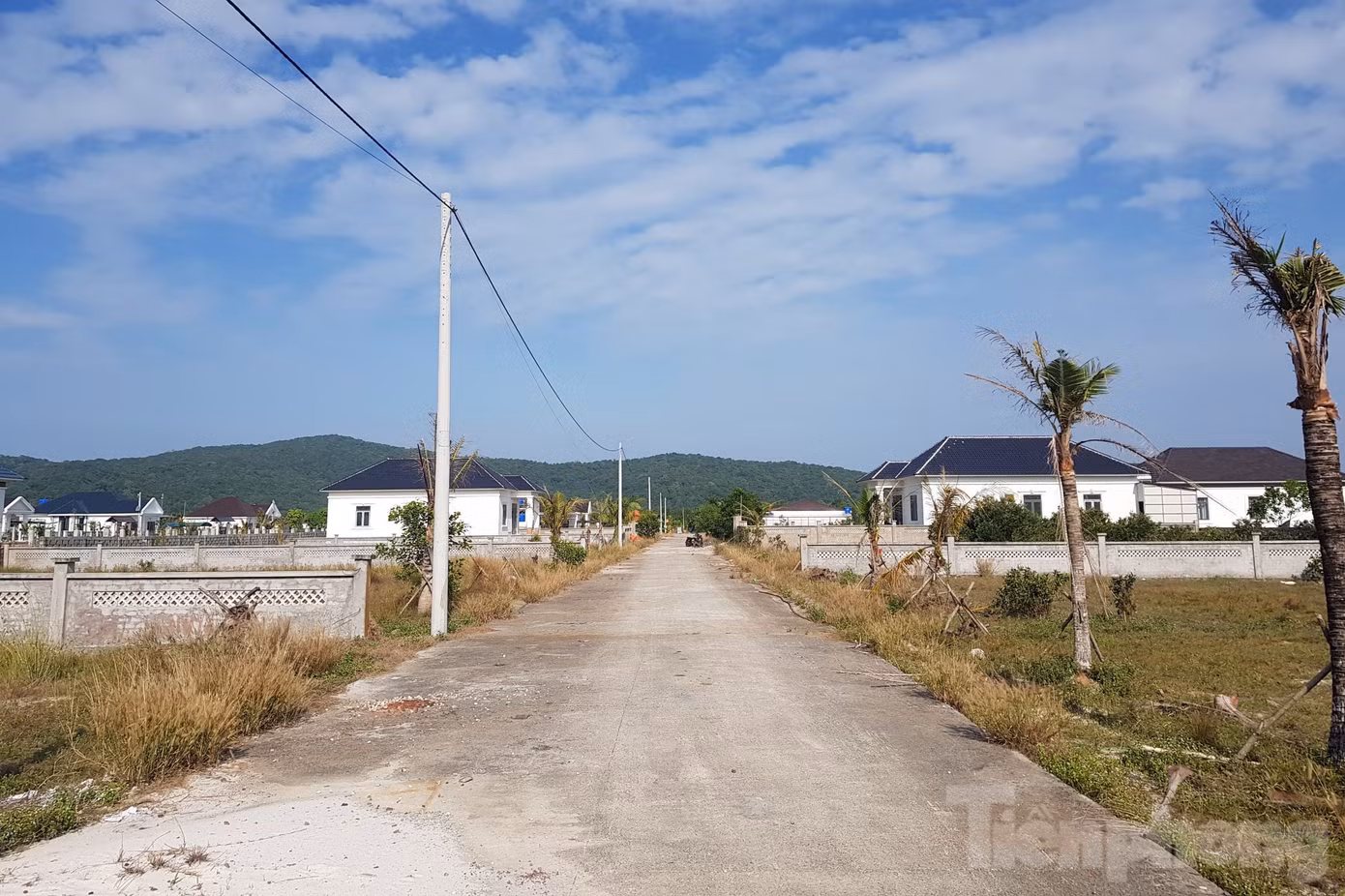 Việc xây dựng hàng chục căn nhà trên một khu đất rộng như vậy diễn ra suốt thời gian dài nhưng chính quyền địa phương không kịp thời phát hiện xử lý cho đến khi các căn nhà và hệ thống hạ tầng gần như đã thi công hoàn thiện.