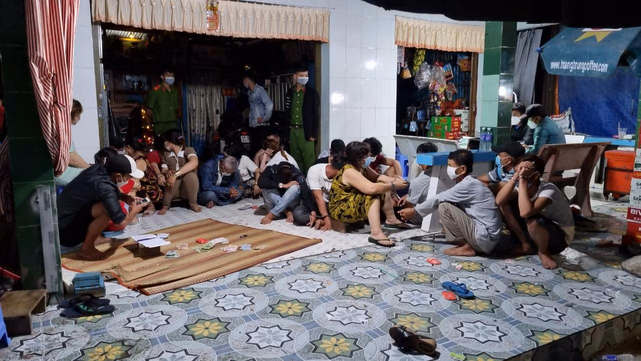 Công an bắt quả tang tụ điểm đánh bạc vào rạng sáng mùng 3 Tết Nguyên đán.