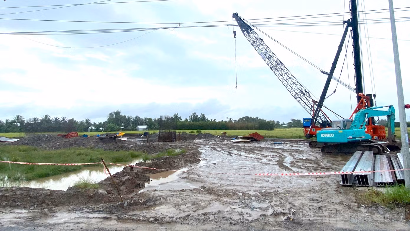 Dự án đường Hồ Chí Minh đoạn qua miền Tây đang thiếu cát. Ảnh: Nhật Huy.