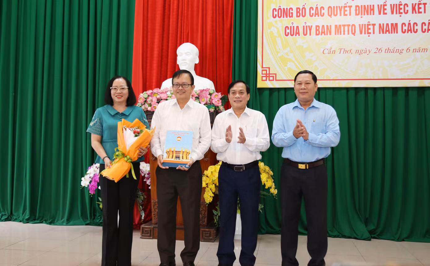 Phó Chủ tịch UBND TP. Cần Thơ Nguyễn Ngọc Hè trao quyết định của Ban Thường trực Ủy ban Trung ương MTTQ Việt Nam về việc kết thúc hoạt động của Ủy ban MTTQ TP. Cần Thơ.