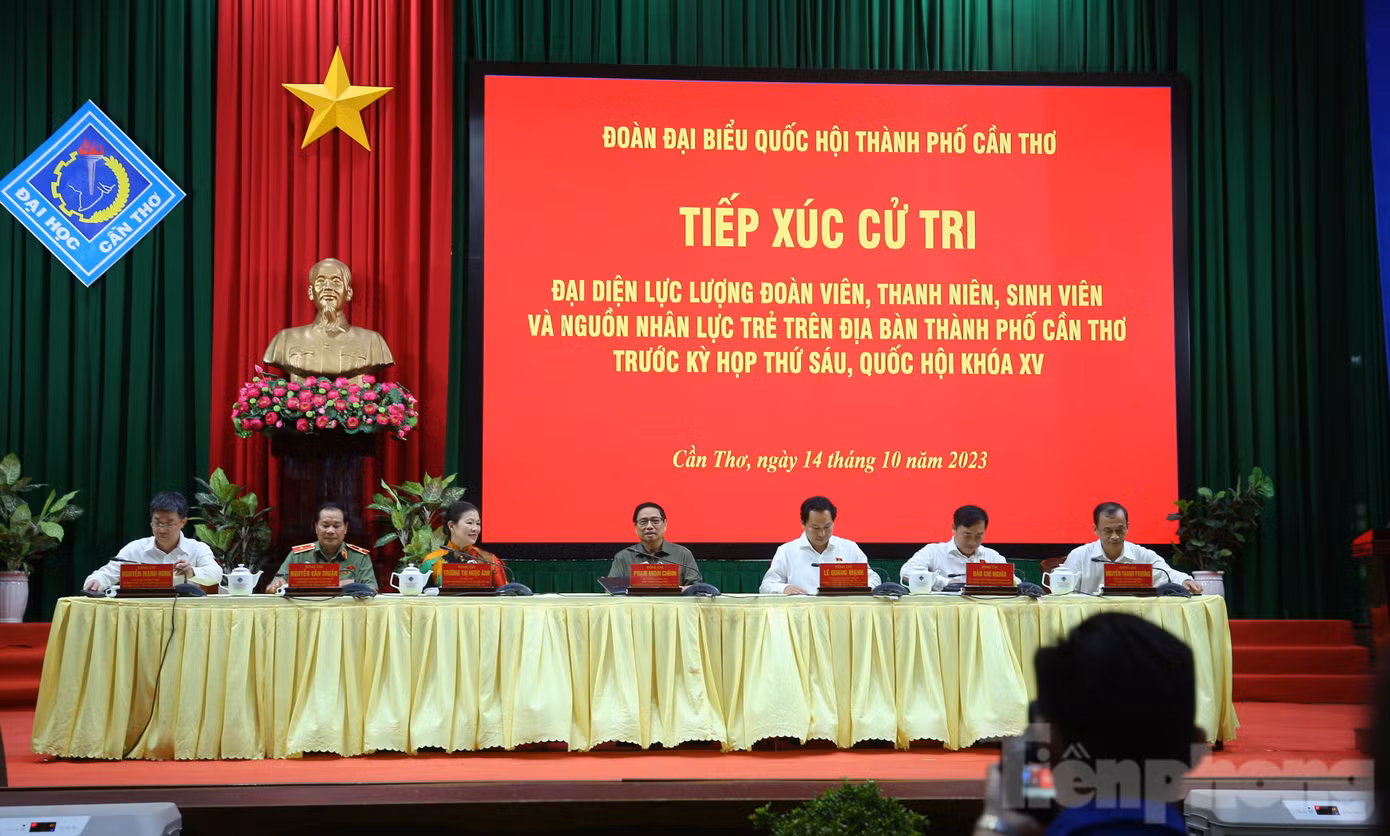 Quang cảnh hội nghị tiếp xúc cử tri chiều 14/10 tại Hội trường Lớn - Trường Đại học Cần Thơ, TP. Cần Thơ.