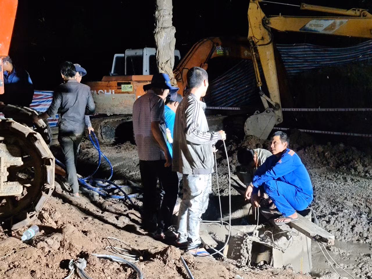 Sau đó, xử lý công tác cứu hộ, đưa cháu trai ra khỏi ống trụ bê tông. Công tác này do lực lượng công binh Quân khu 9 đảm nhận.