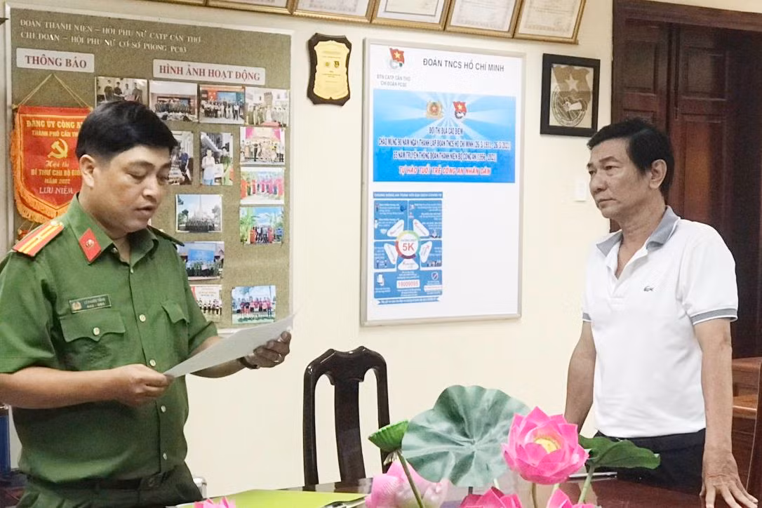 Công an tống đạt quyết định khởi tố bị can và lệnh bắt tạm giam Nguyễn Minh Hoàng. Ảnh: CA.