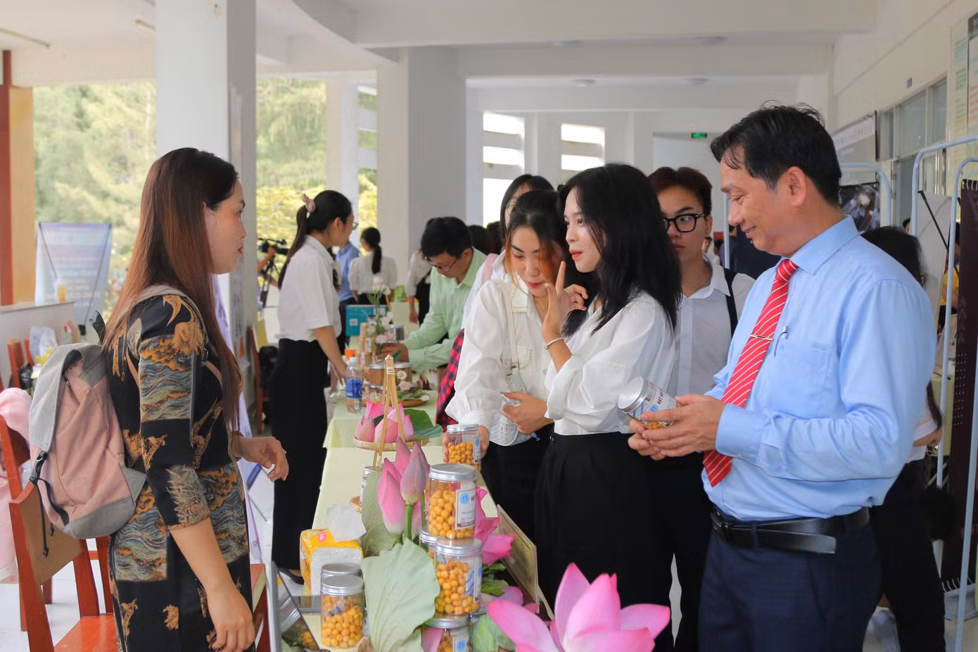 Đại biểu tham quan các gian hàng trưng bày sản phẩm tại cuộc thi thi “Ý tưởng học sinh, sinh viên khởi nghiệp khu vực Đồng bằng sông Cửu Long”, lần I, năm 2022.