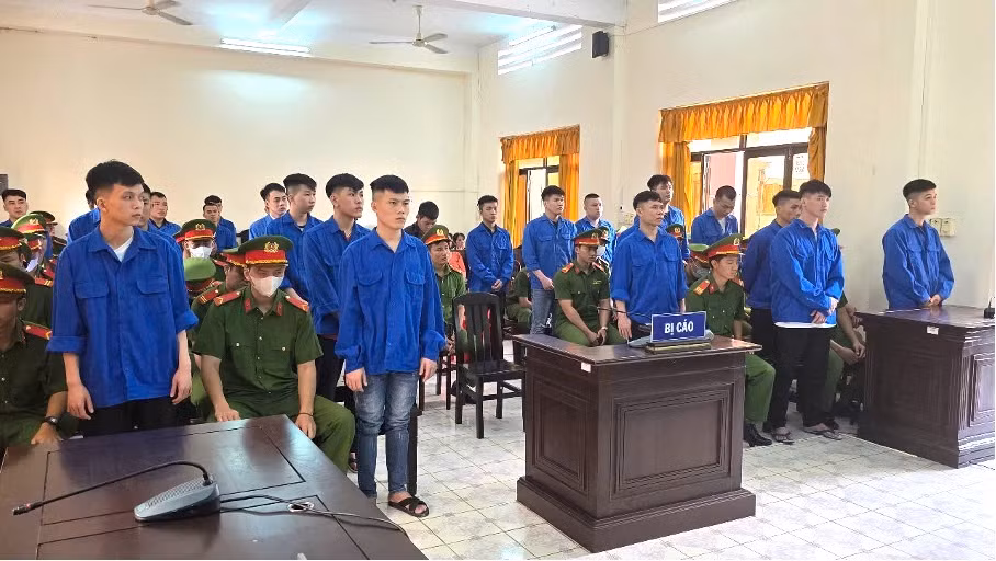 Các bị cáo tại phiên toà. Ảnh: Văn Vũ.