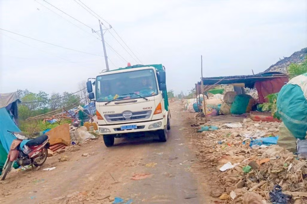 Bãi rác ở xã Tân Lập 1, huyện Tân Phước, tỉnh Tiền Giang. Bãi rác ở xã Tân Lập 1, huyện Tân Phước, tỉnh Tiền Giang.