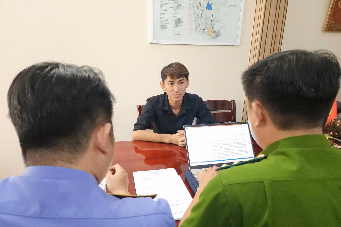 Các đối tượng bị khởi tố, bắt tạm giam.