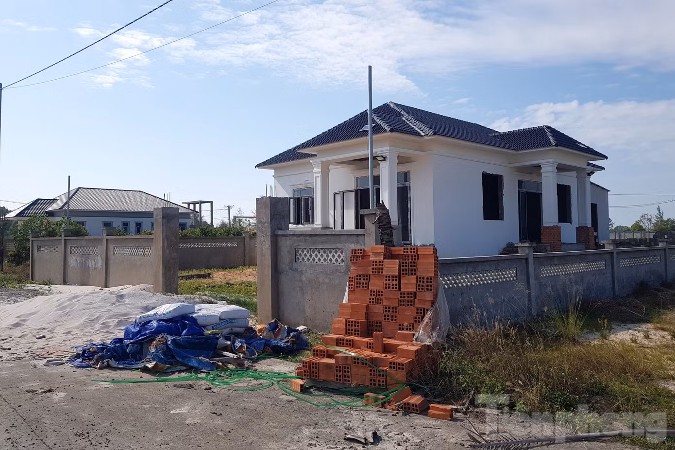 ... một vài căn đang xây dựng dở dang.