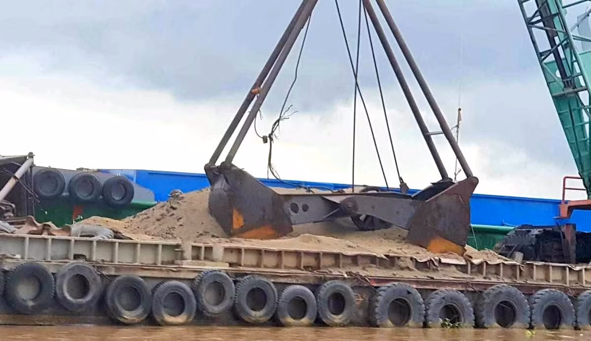 An Giang cấp quyền khai thác 10 khu mỏ, với hơn 15,5 triệu m3 cát sông phục vụ dự án cao tốc.