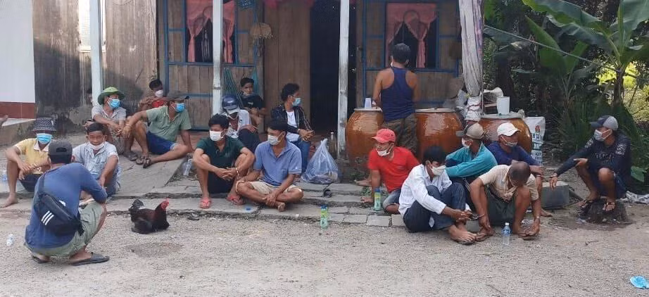Các đối tượng bị bắt giữ trong vụ đá gà ăn tiền ở xã Tân Hiệp A, huyện Tân Hiệp.