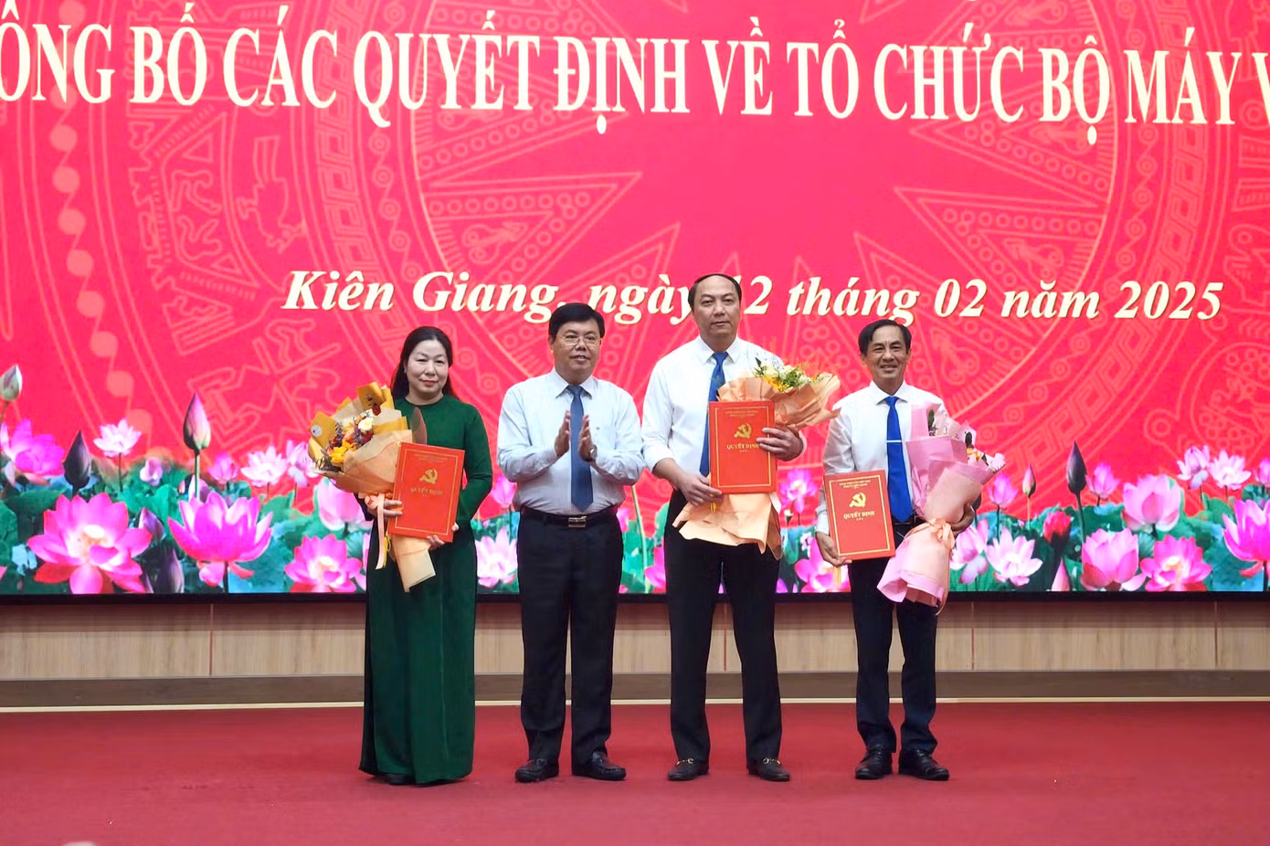 Bí thư Tỉnh ủy Kiên Giang - Nguyễn Tiến Hải trao quyết định chỉ định chỉ định Bí thư Đảng ủy và các Phó Bí thư Đảng ủy các Cơ quan Đảng tỉnh Kiên Giang nhiệm kỳ 2020 - 2025 và nhiệm kỳ 2025 - 2030.