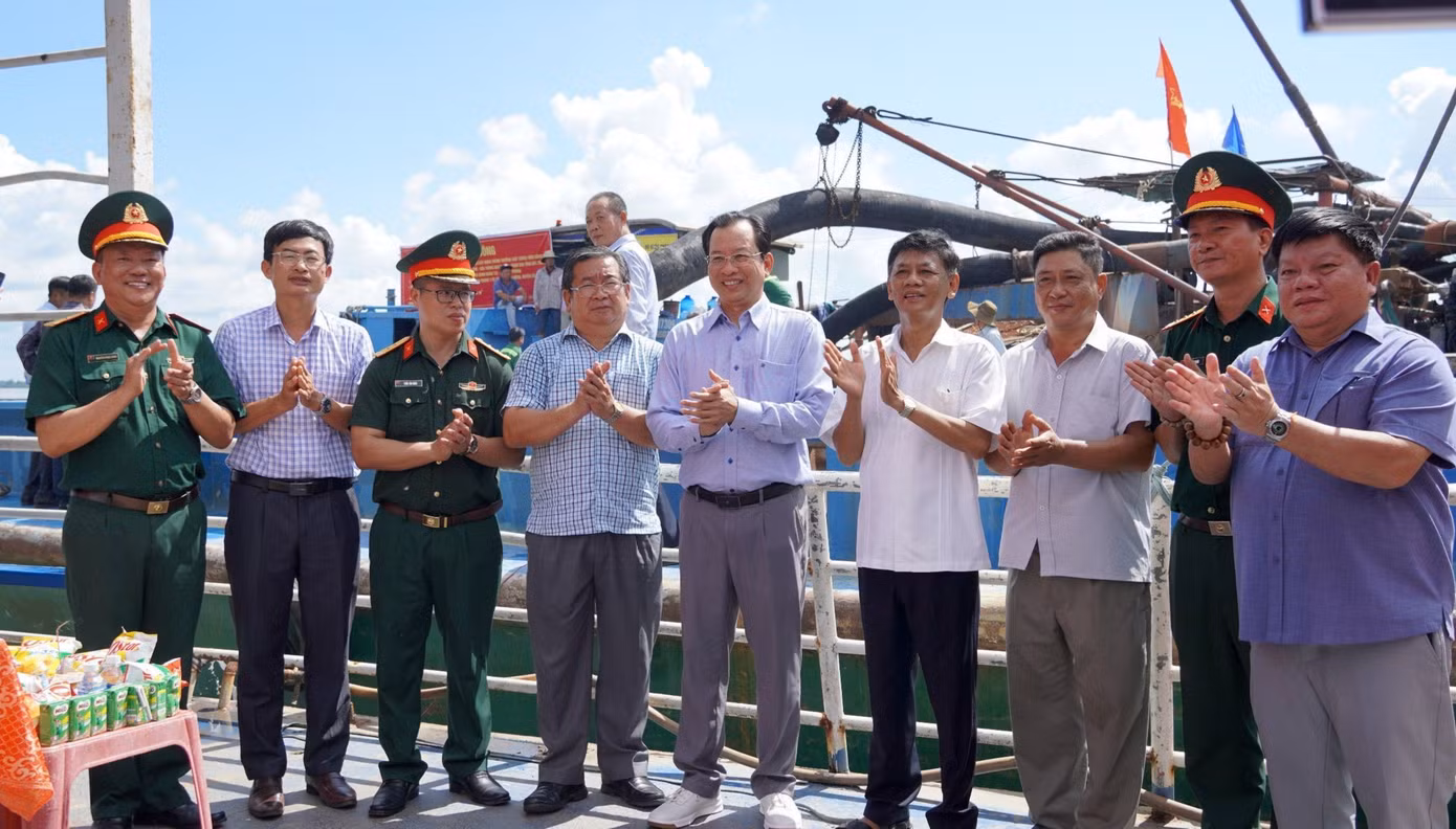 Lãnh đạo Tỉnh uỷ, UBND tỉnh Sóc Trăng dự lễ khởi công khai thác mỏ cát trên sông Hậu.